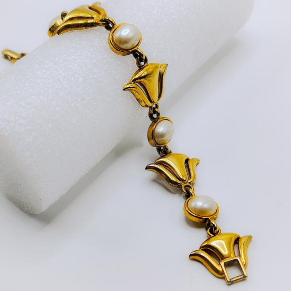 Elegant Vintage Monet Gold and Pearl Bracelet - Picture 2 of 4